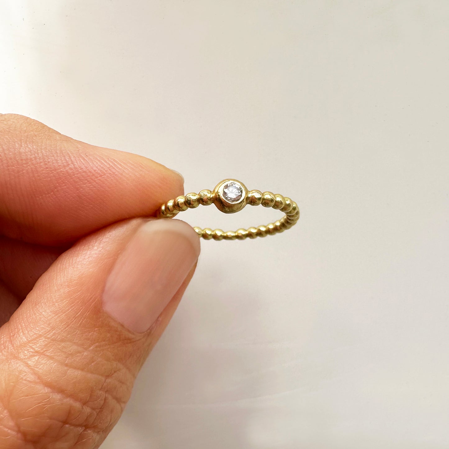Ball string ring - gold