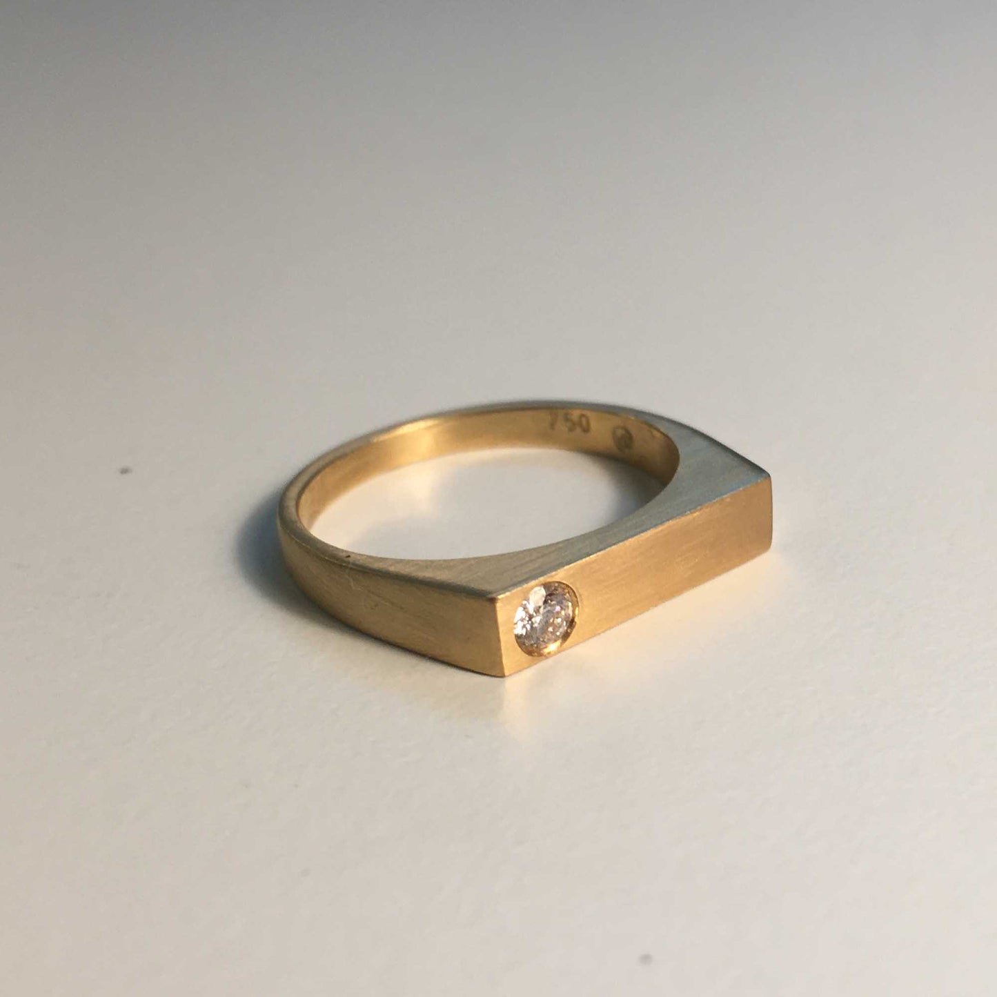 Grafisk slim signet - gold