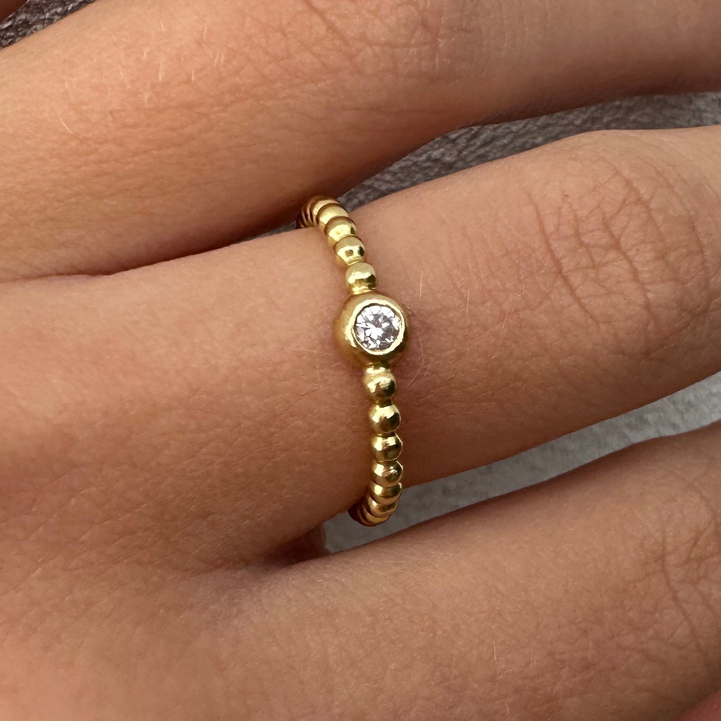 Ball string ring - gold